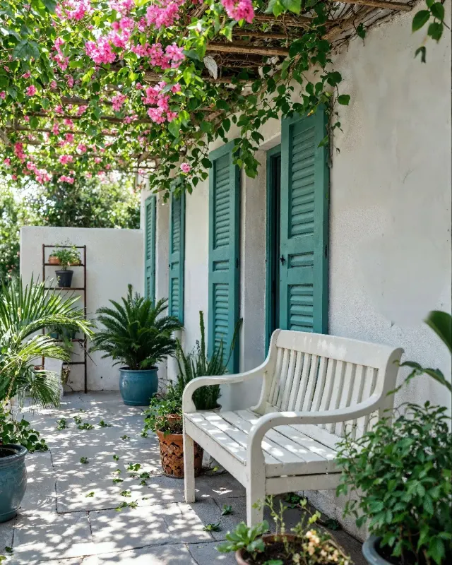 Villa moderna con muro de piedra natural y plantación de suculentas